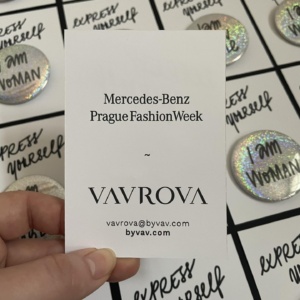 holograficke odznaky vavrova pri prilezitosti módnej prehliadky fashion week v prahe, sluziace aj ako vizitka